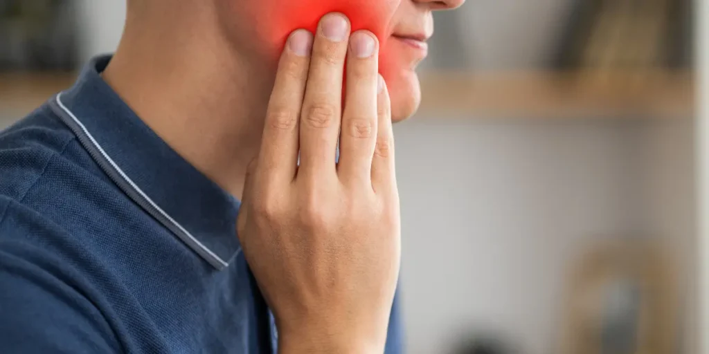 Dente inflamado causa dores no corpo